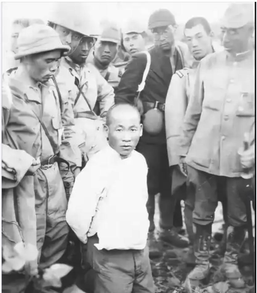1939年，一个“小男孩”在街上碰到了日本军官茨谷五雄，就朝他鞠了一躬，但茨谷五