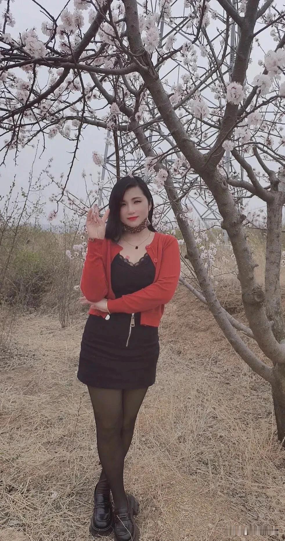 樱花树下的小仙女，美丽动人！🌸💕