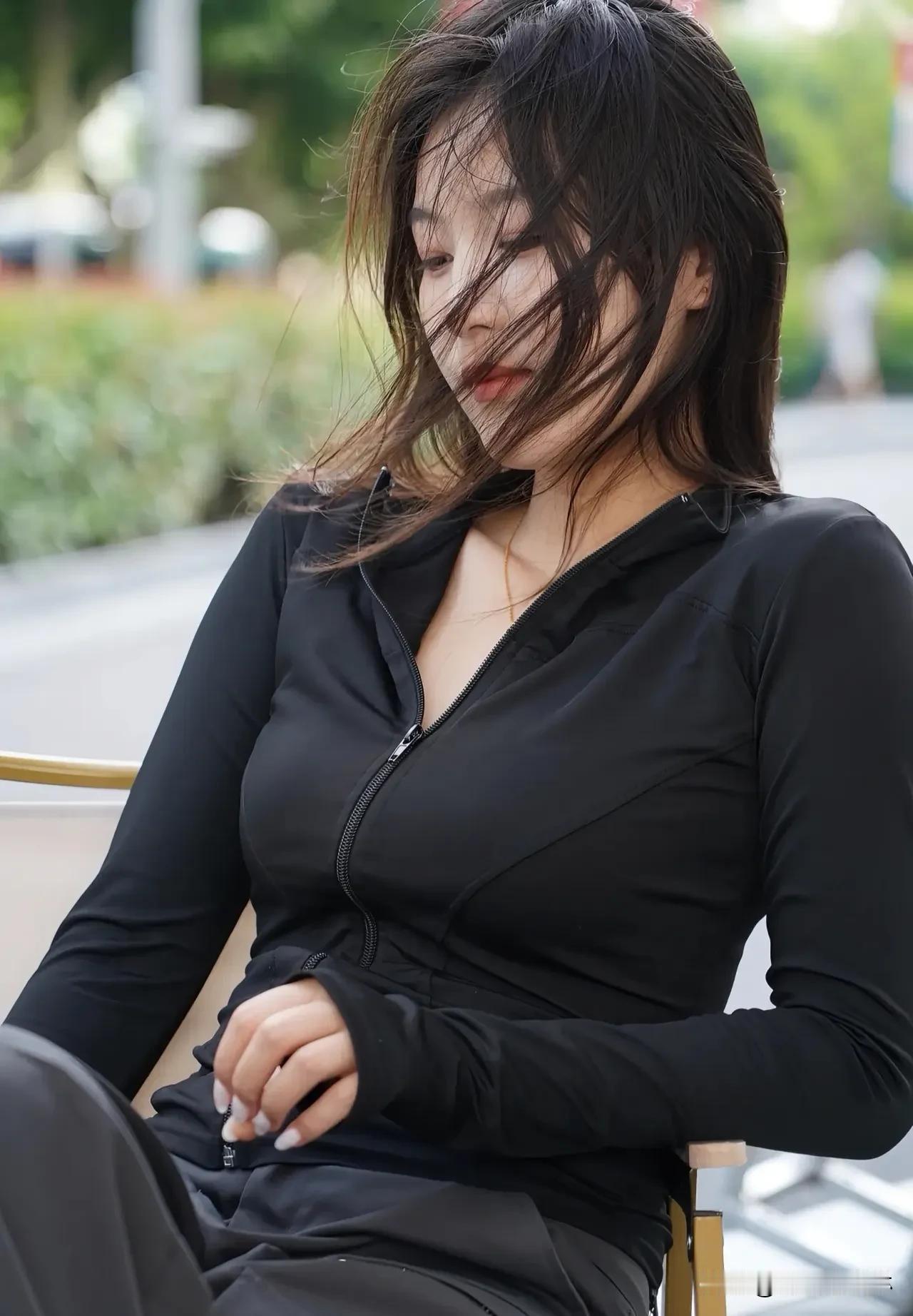 午后阳光正好，慵懒沙发一角，咖啡香伴书香，气质女孩的悠闲时光。