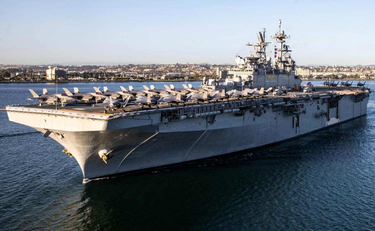 美海军“的黎波里”号两栖攻击舰