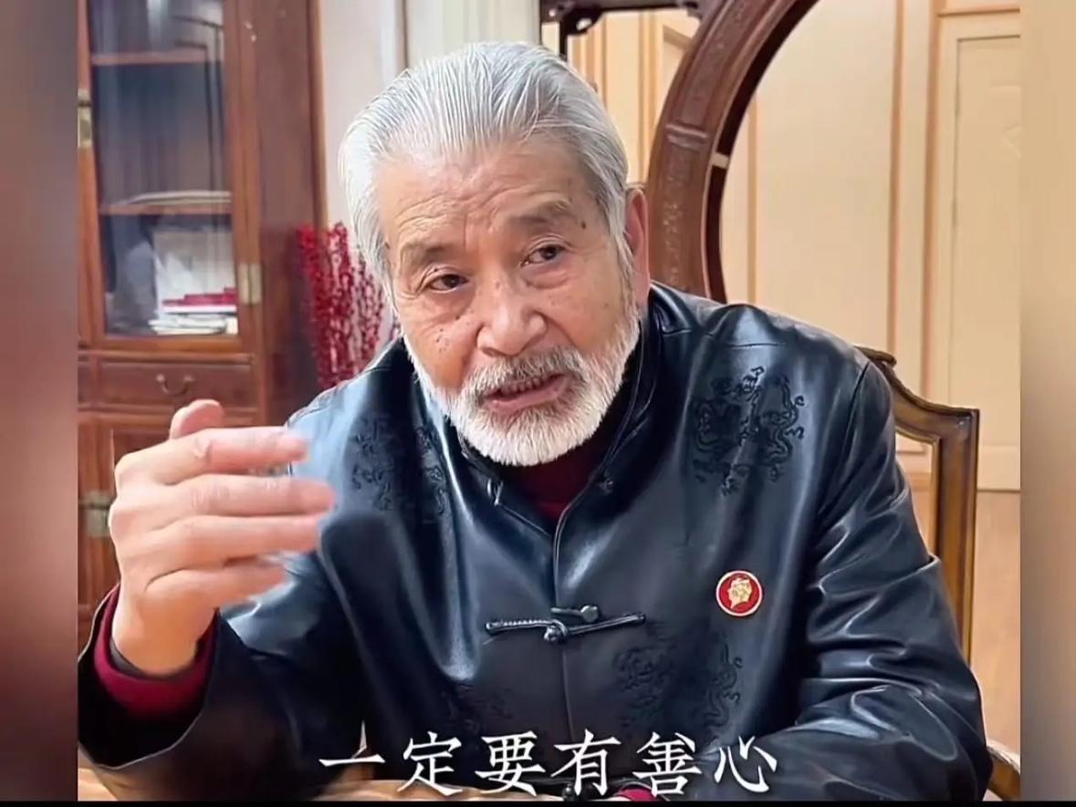 这个老中医火了！女子说自己看病的一千块钱是借的，老中医的做法太戳心了！刷到这