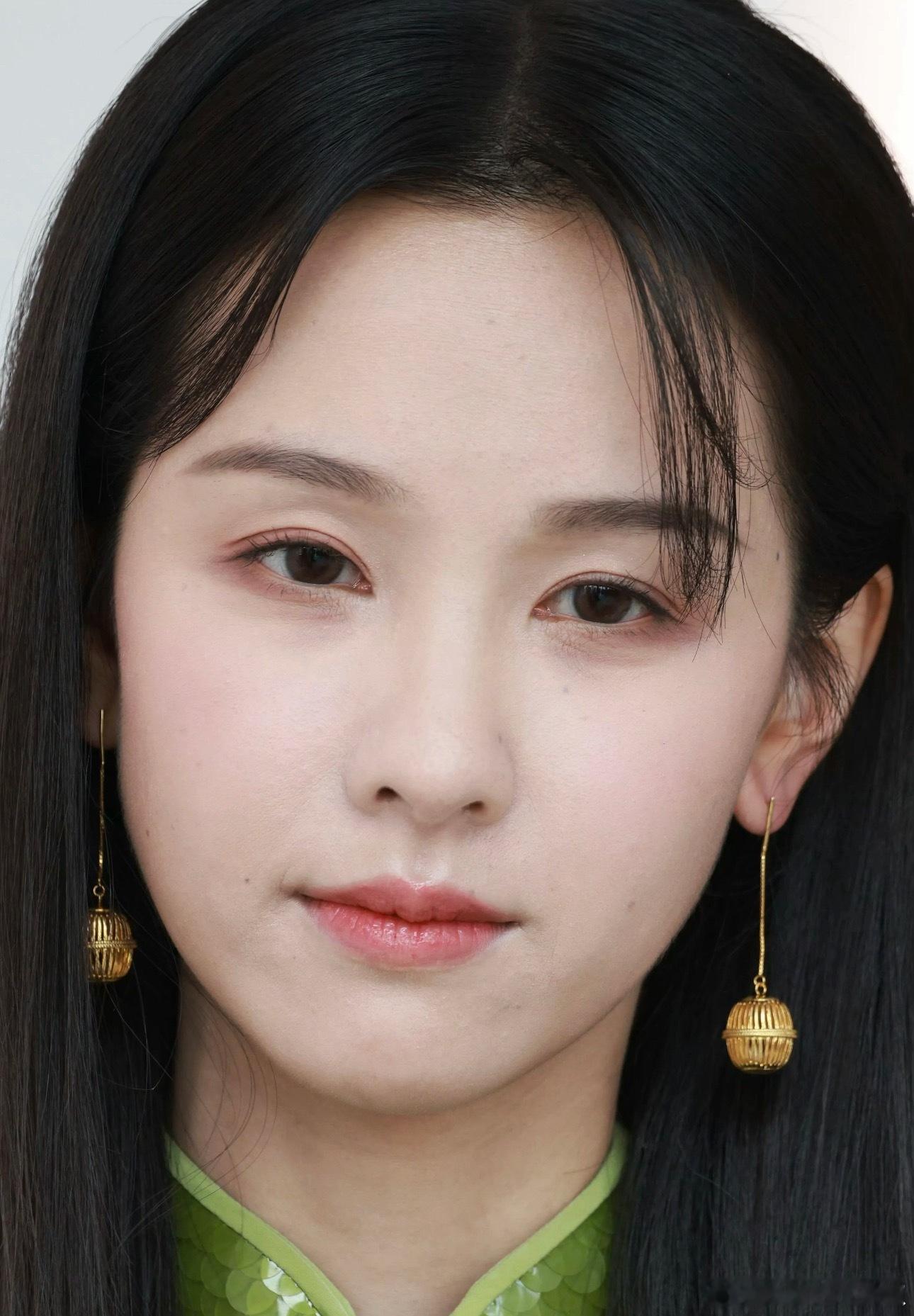 现实里看到的陈都灵生图，怼脸这平整度的含金量​​​