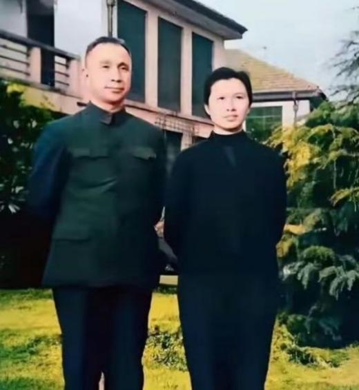 1984年，粟裕去世，遗体火化后，工作人员从他的头颅骨灰里，取出了三块弹片。