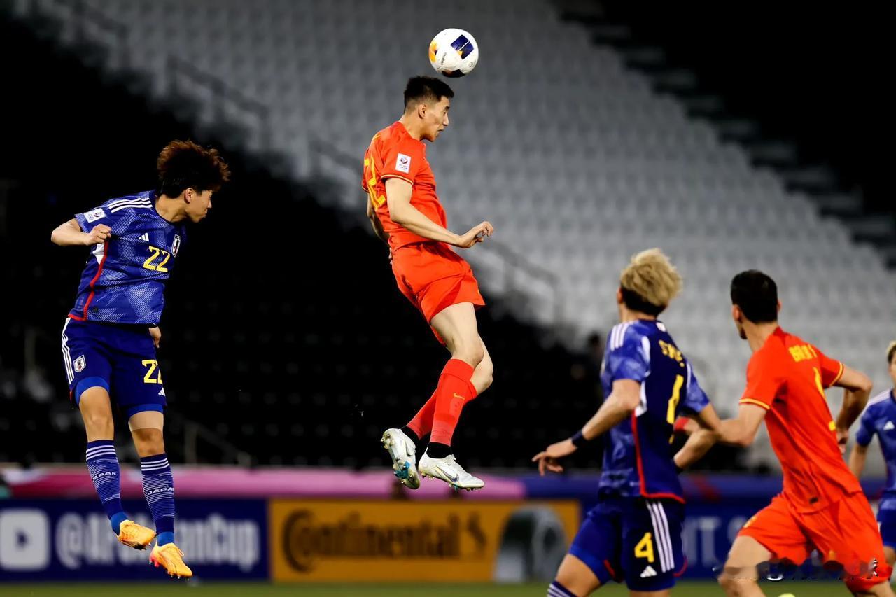 上届U23亚洲杯，成耀东还在用门将于金永客串打中锋，国足锋线无人可用。本届U23