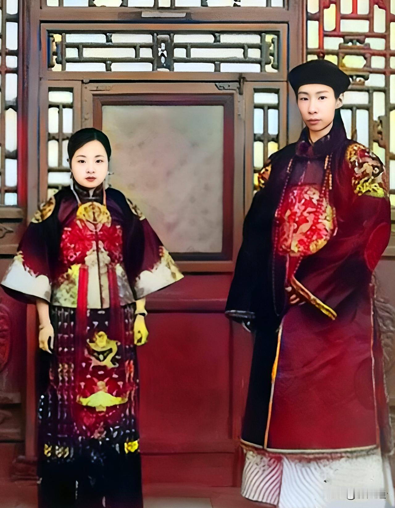 这位帅气的美男子正是大名鼎鼎的晚清重臣僧格林沁的曾孙子阿穆尔灵圭亲王。阿穆尔灵圭