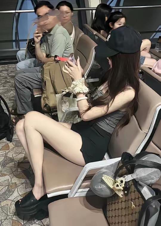 这女的，这颜值，这身材，任谁看了不得多看两眼？先不管人家是做什么的，主要是身