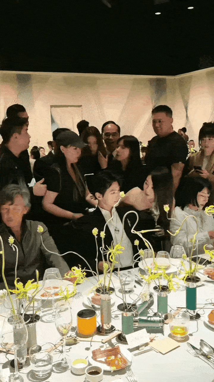 杨洋把旁边富婆馋的哈喇子都流出来了。