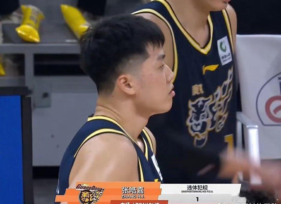 广东男篮山西男篮冲突不断广东山西一场比赛67次犯规可算是结束了！！！太多争议，