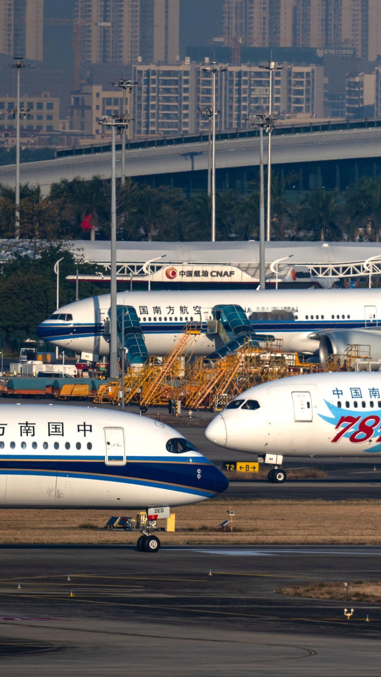 南航双发三巨头。从目前官方报价来看:空客A350-900报3.174亿＄跛音