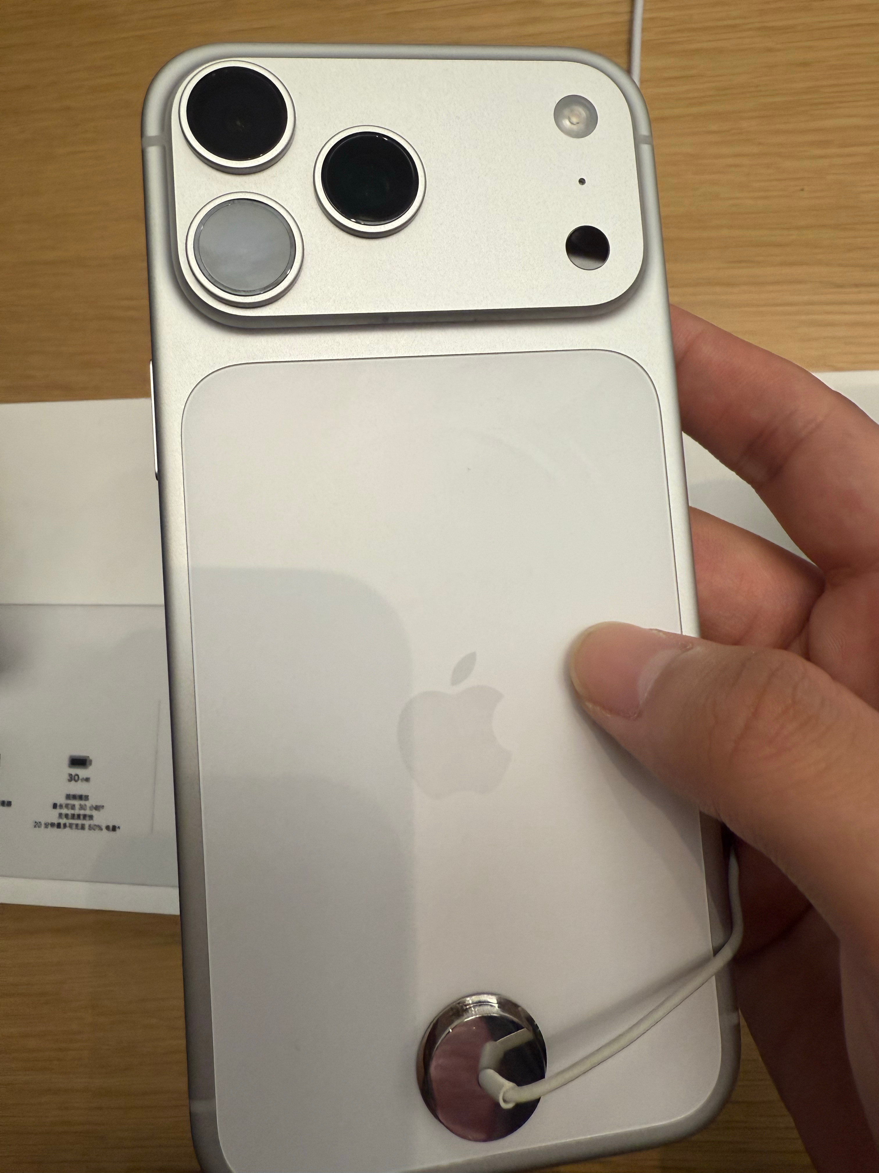 我发现苹果手机真的好神奇。每次新品一出来吐槽点满满，但是随着时间的深入，大家又会