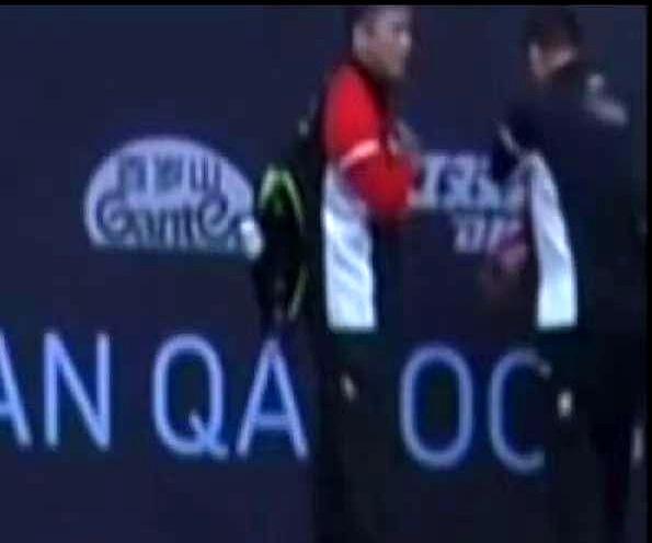 镜头里，刘志强捂着胸口找队医拿小瓶，网友立马脑补心脏病。别慌，那就是高强度赛事标