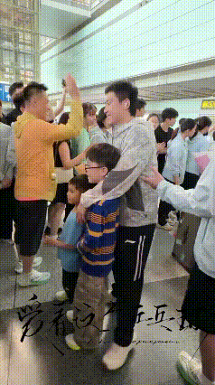 梁靖崑应该幸福死了吧，凉皮不上学特地去机场接他，让他一下飞机就感受到满满的儿