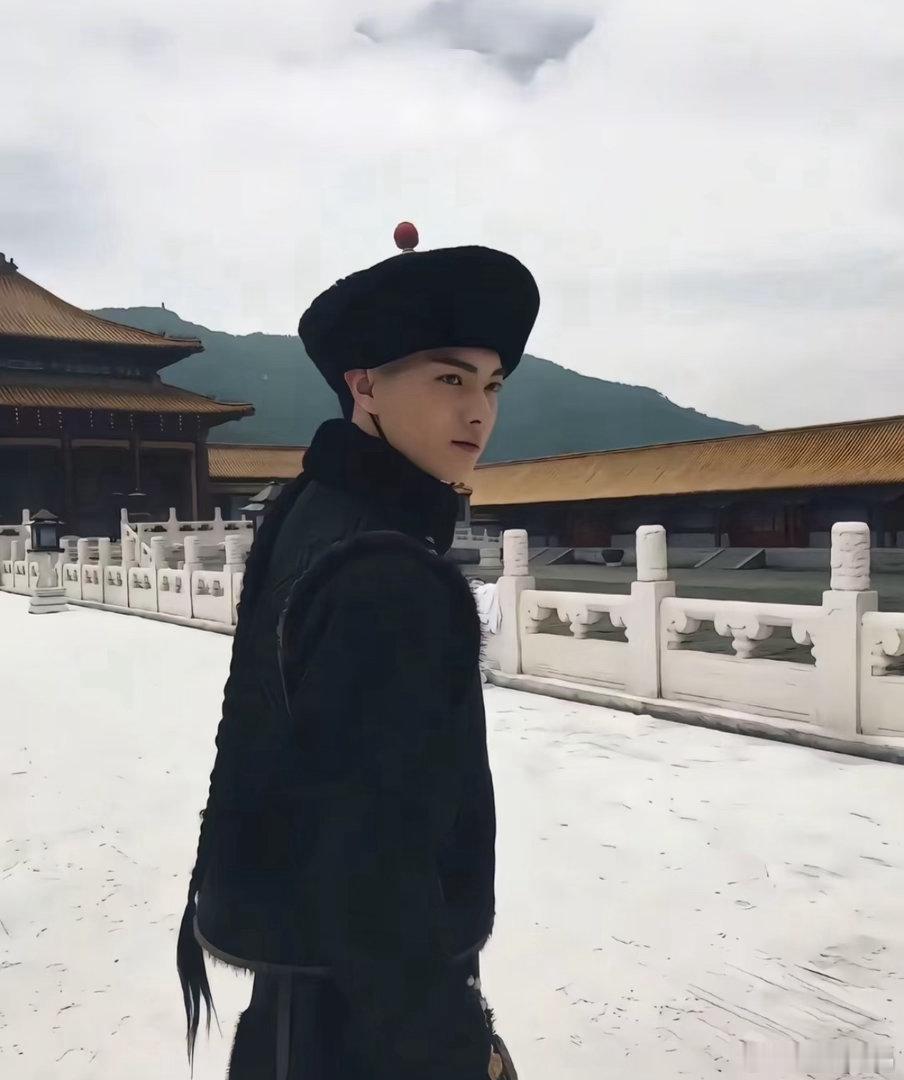 于正为吴谨言许凯宣传新剧当年的延禧攻略剧组🎬轻轻落在我掌心🤲🏻❄️