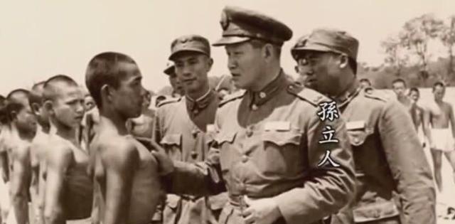 1937年9月，孙立人率部在淞沪战场和日军血战，在战斗最激烈的一天，十二个连长战