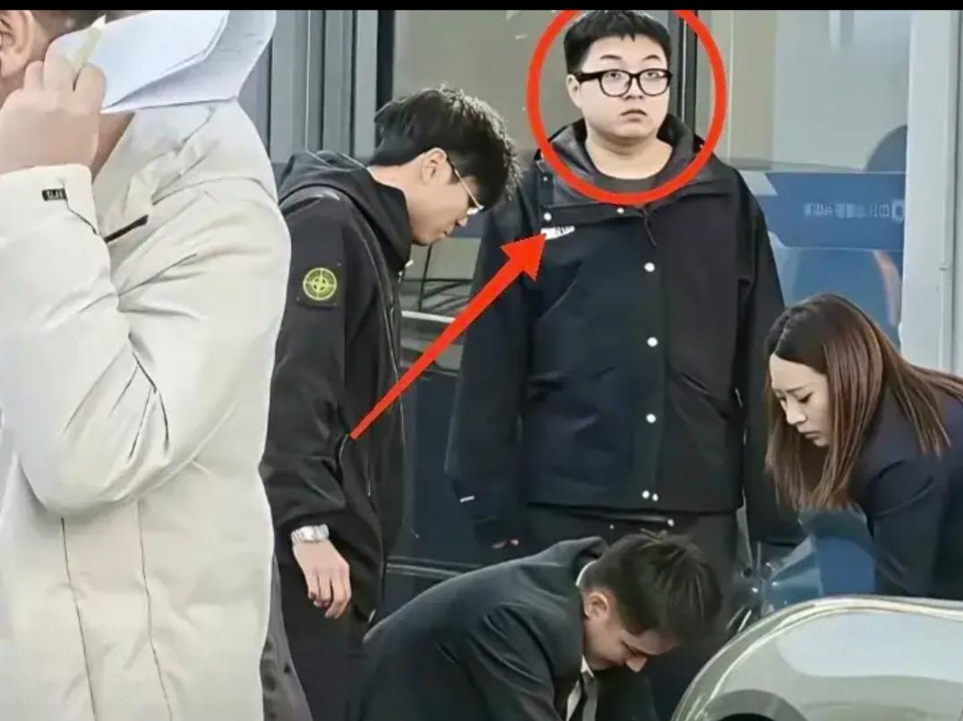 车主也是点背，辛辛苦苦攒钱买一辆心心念念的车，没出园区就出事了。可能当时也害怕了