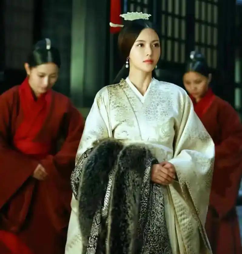 251年，孙权病重，年轻的皇后潘淑日夜照顾，疲惫不堪。一天夜里，几个宫女趁着潘皇