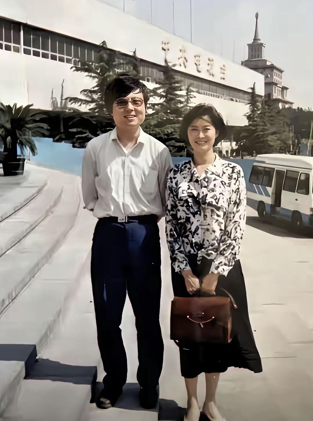 几十年前，这位主持人长相好大气，比现在的周涛都要漂亮，是那个让人一眼心动的女神，