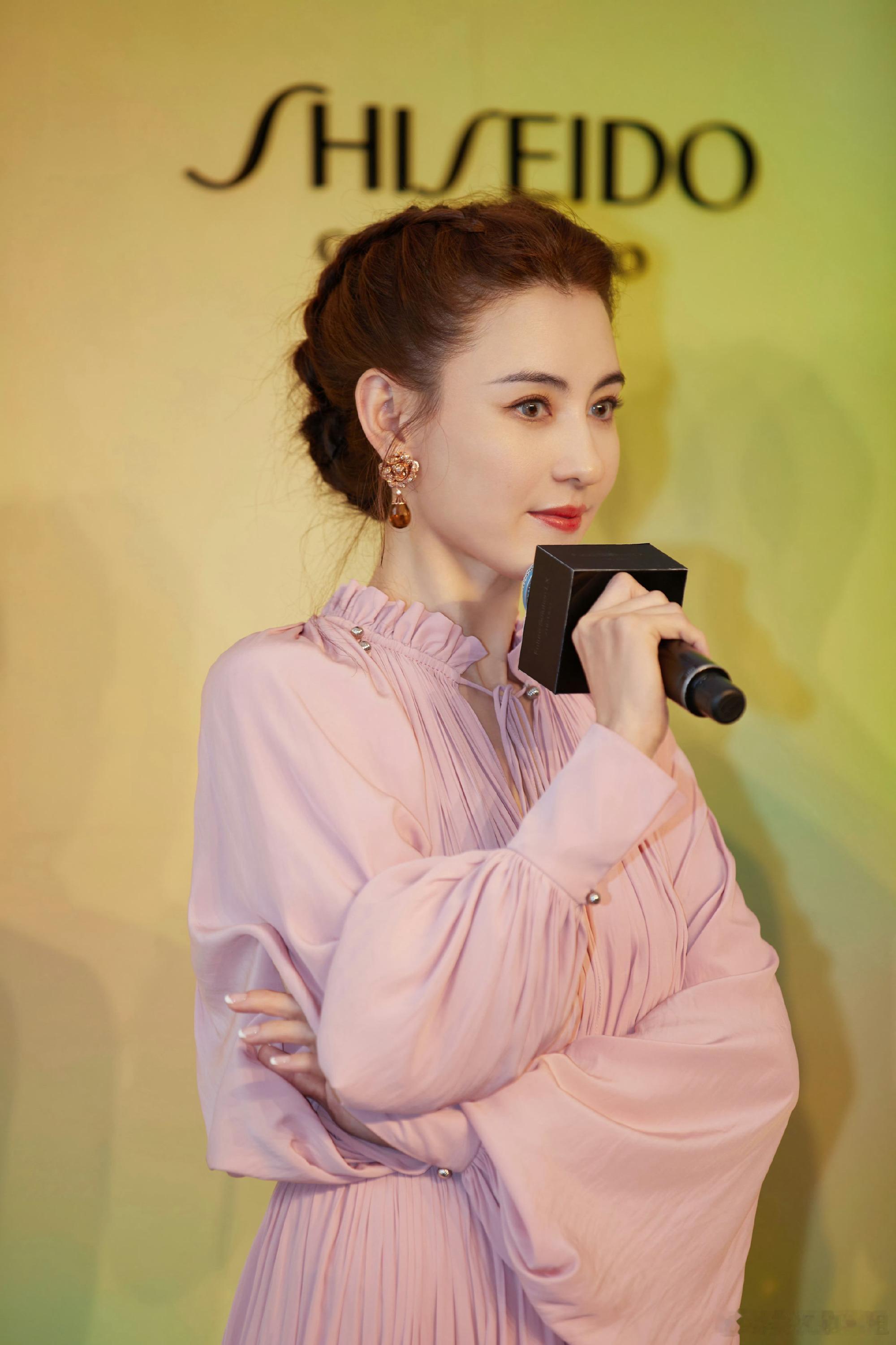 张柏芝都44多岁了还满满的少女感，44岁的陈冠希变成了小老头！果然男人老的快！