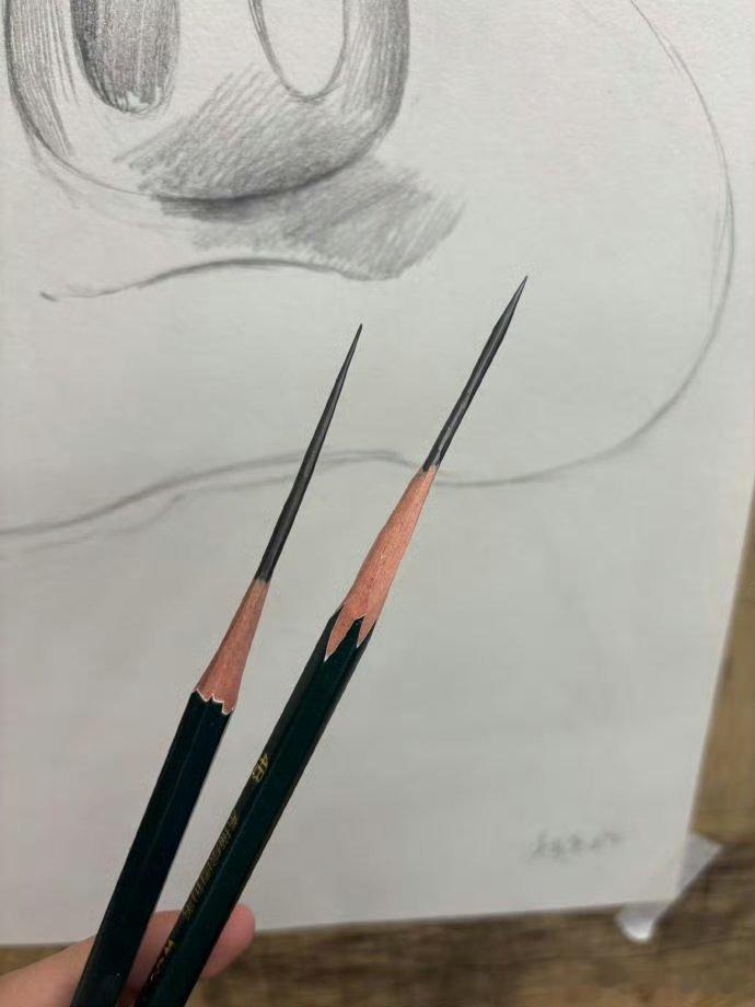真看不懂没见过这么长的笔尖，这个含金量无敌了，竟然可以削成这样美术生看了没绷