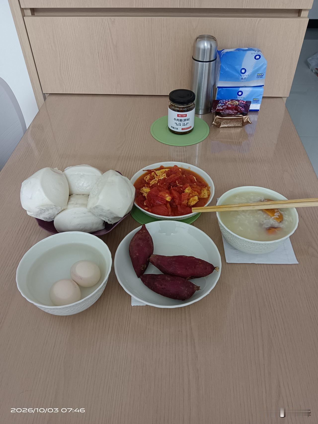 新的一天，从一桌热气腾腾的早餐开始。白馒头、紫薯，一碗温润的粥，搭配番茄炒蛋与