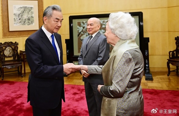 柬埔寨王室🇰🇭6月17日，外交部部长王毅看望正在北京休养的柬埔寨国王西哈莫