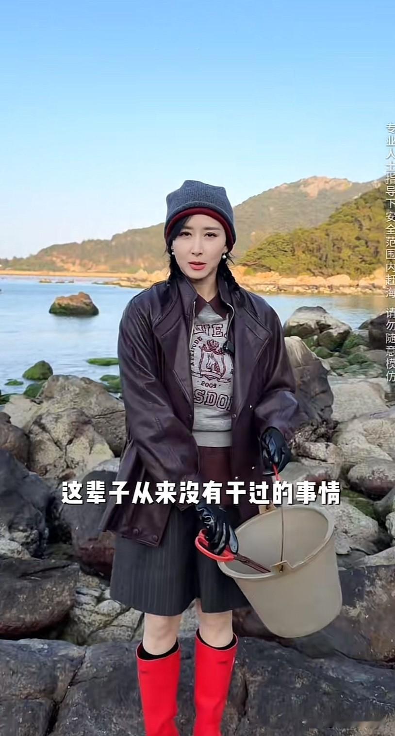 47岁胡静的生活是越来越惬意了，在国内各处旅游体验生活，专门去菜市场接地气的地