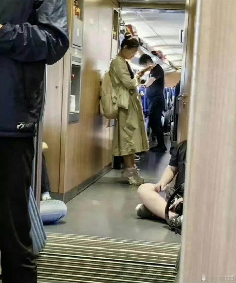 为什么在高铁上一直在垫脚，是有什么深意吗