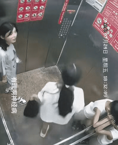 我敢说湖北某市电梯打架事件的宝妈，现在一定后悔极了，而且是肠子都悔青了！同作