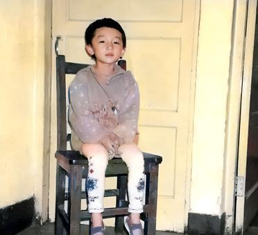 这个安静地坐在椅子上，看起来像小男孩的小女孩后来成为大红大紫的女明星。她就是以“