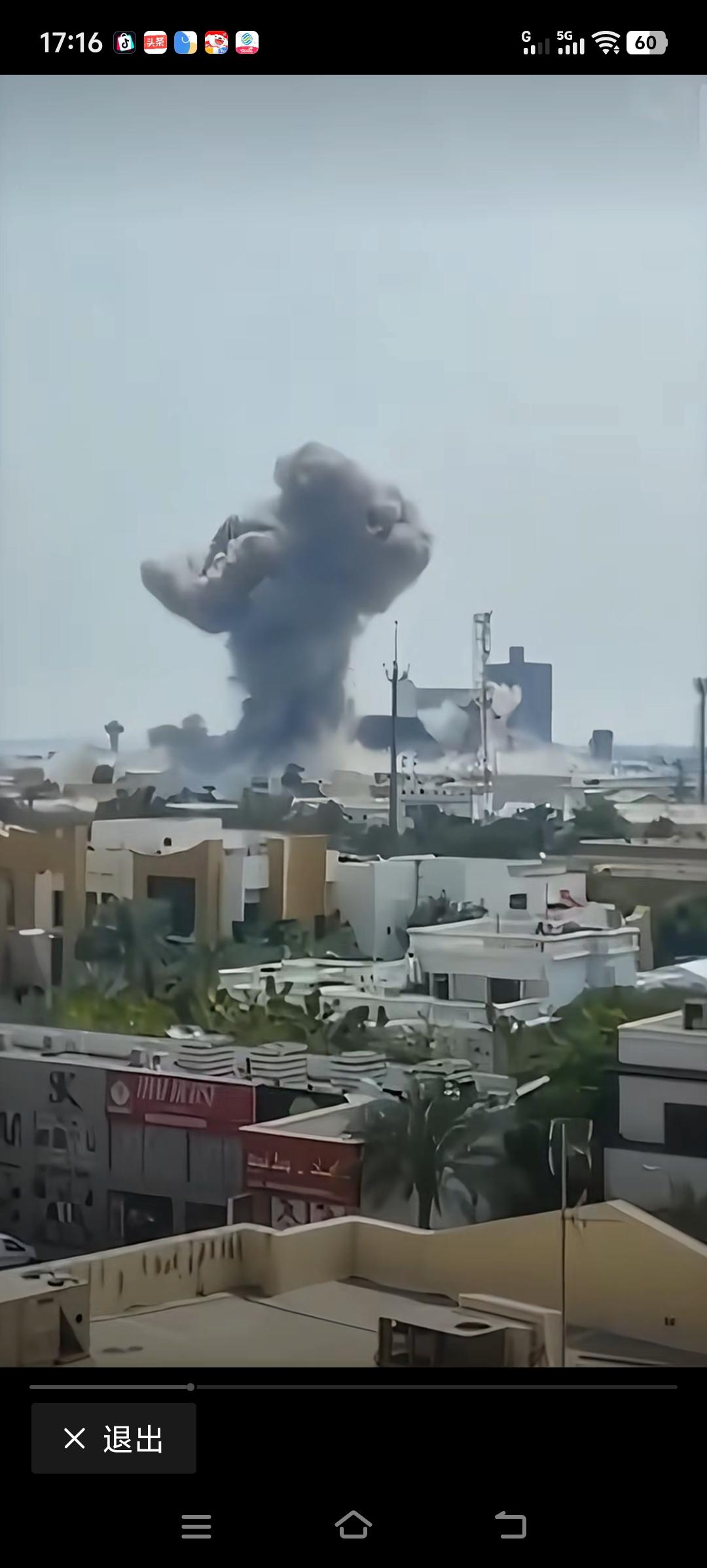 伊朗反击侵略者不手软，图一是伊朗导弹击中巴林的美国第五舰队基地场面，后浓烟直冲天