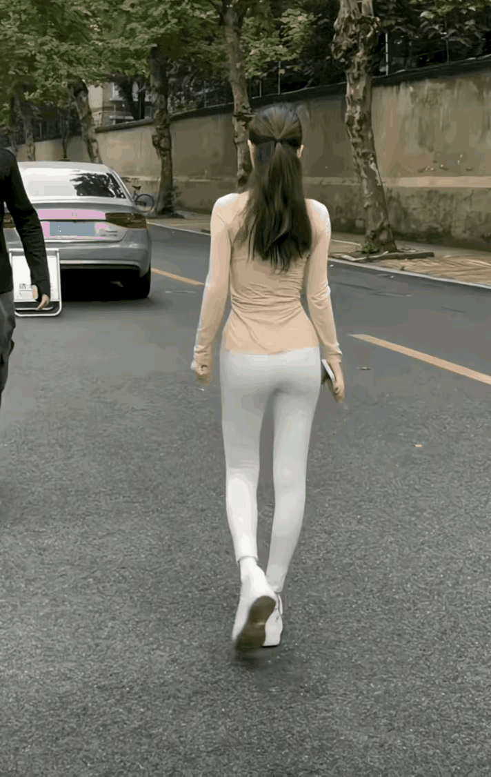 既想招蜂引蝶，又想小心翼翼[大笑]