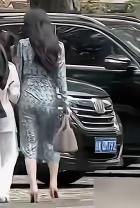 汪峰新女友被嘲穿得像大妈，我才发现，她比谁都清醒。有人说森林北这身打扮，显老气，