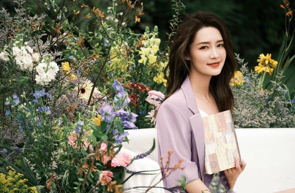 李沁光着脚在花园拍照，真的好美啊