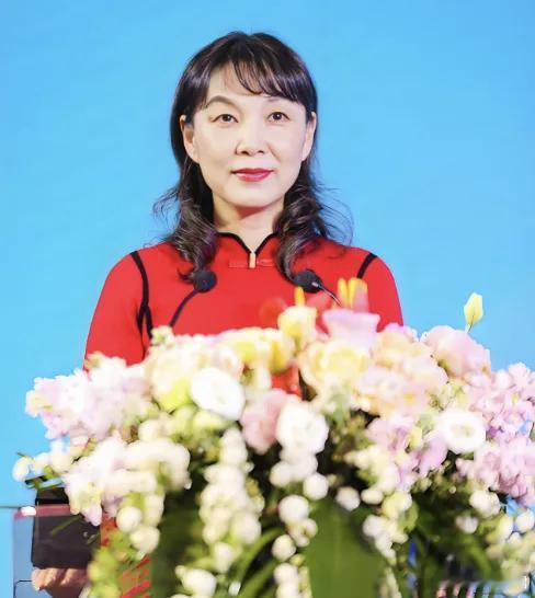 是时候再来认识一下娃哈哈老臣杜建英了！这两天，关于娃哈哈的资产继承纠纷，在外媒