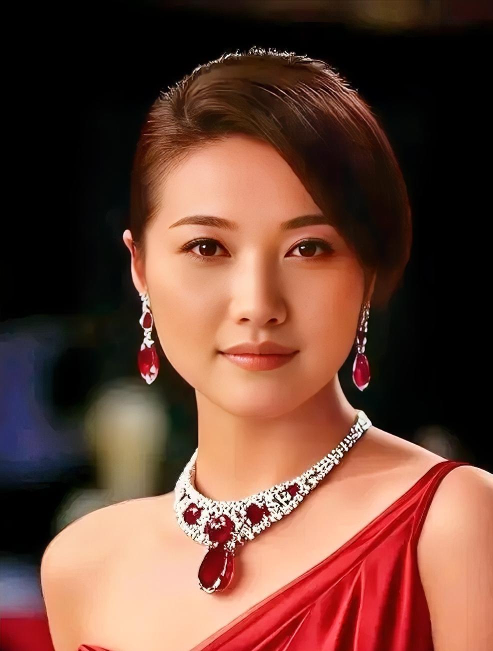 娱乐圈又一段“金童玉女”故事上线啦！52岁的颜丙燕，这位以精湛演技征服无数观众的