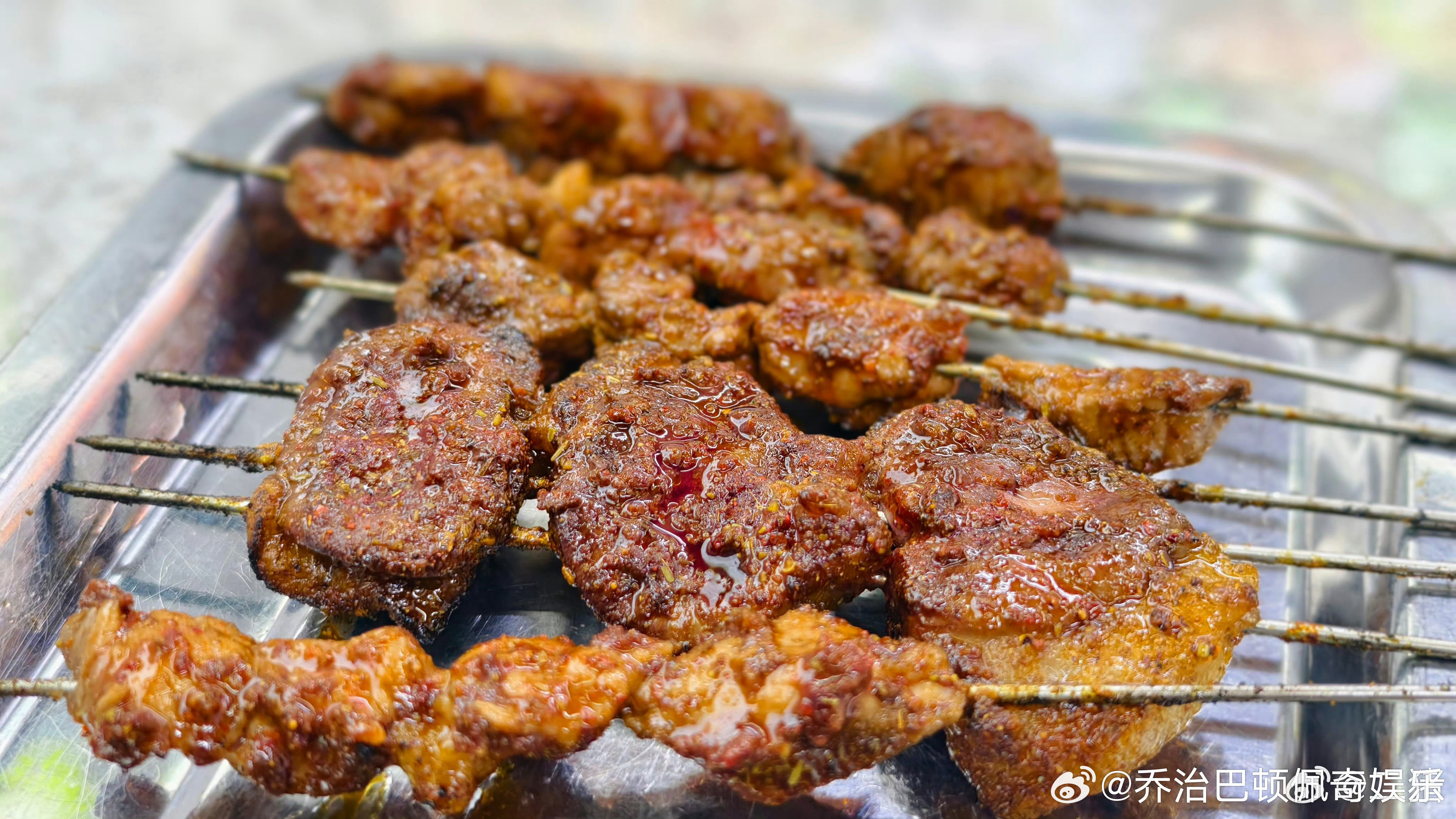 夏天的正确打开方式原来在西宁夜市🫐穿行熙攘人潮，各色特色小吃香气环绕，晚风清爽