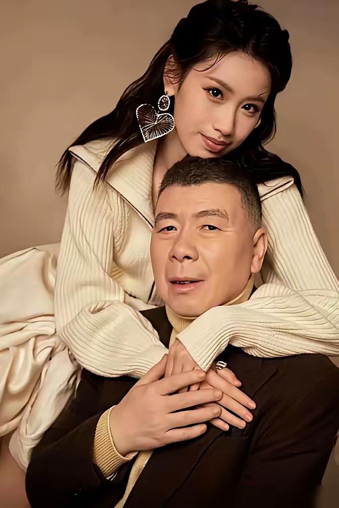 别再吹冯小刚的父爱了。我告诉你，他养的不是女儿，是他下半场的野心。一个在贺岁