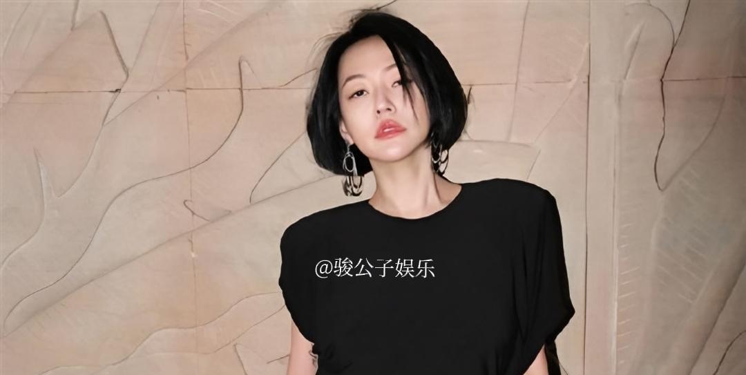 据台湾媒体报道，小S的朋友透露，自从失去大S后，小S目前处于迷茫状态，对主持工作