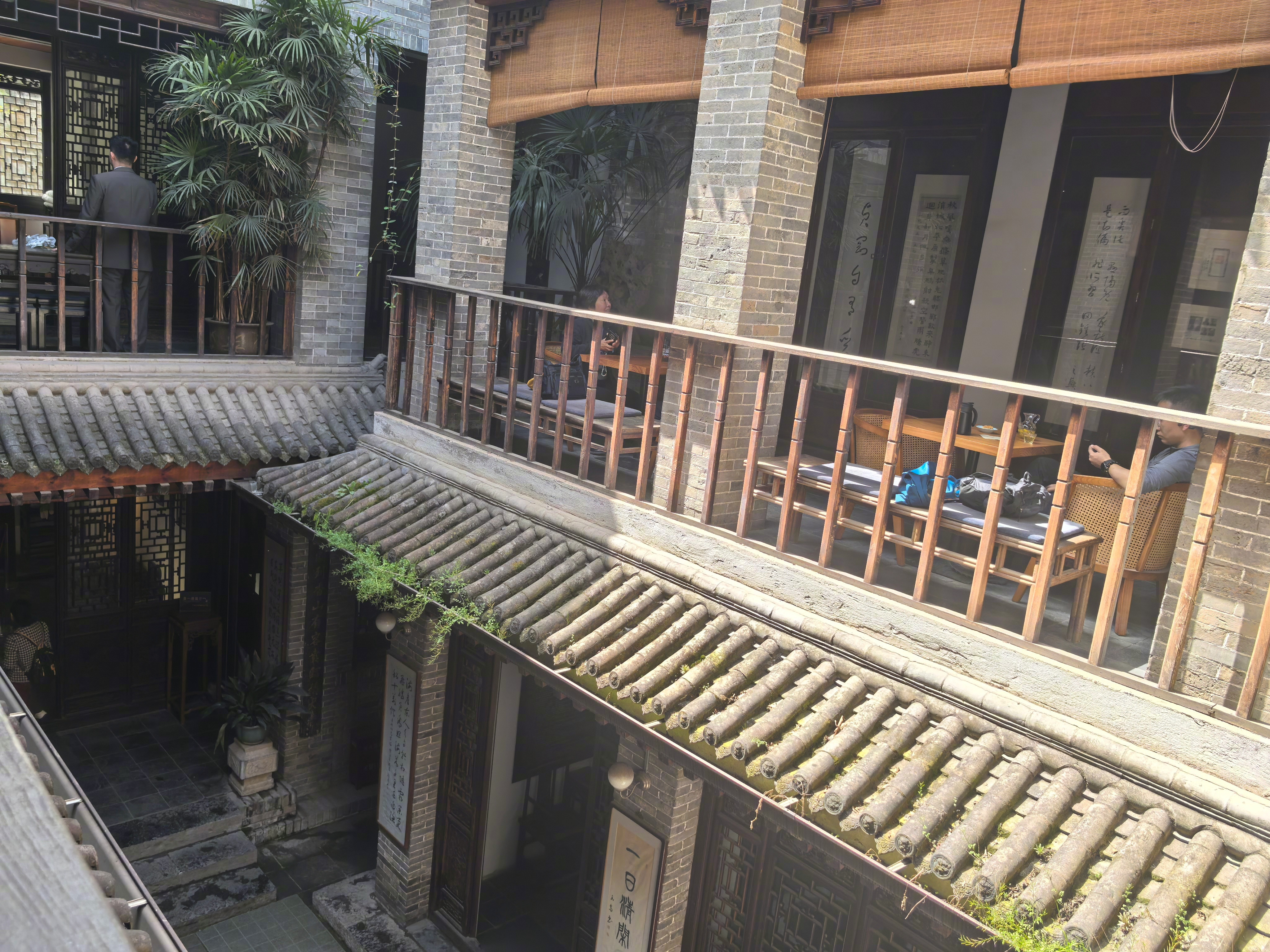 在于右任故居纪念馆喝茶，有个新体会。这几天陪家人游览西安，满眼看的是汉服妆造美女