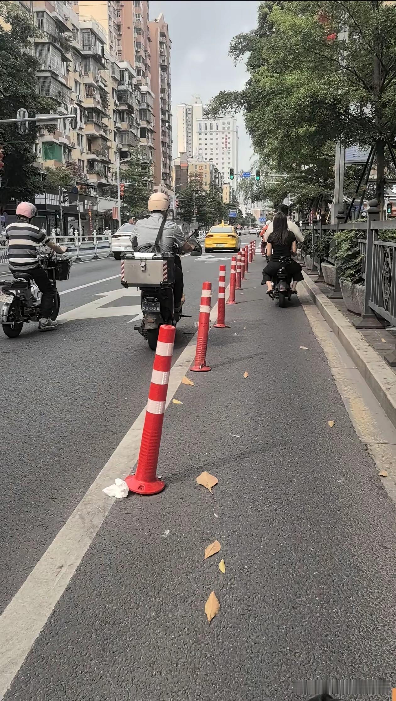 在广州江南西路紫丹大街那个丁字路口，最近成了电动自行车的“扣分重灾区”。每天路过