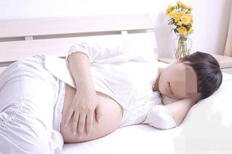 32周孕妇腹部被淘气小孩一棍子打中, 小孩的母亲还说打得好!