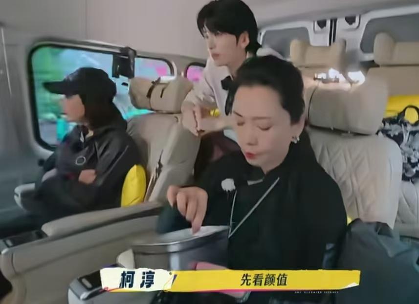 刘嘉玲和弟弟们讨论看女生第一眼先看哪里，柯淳说先看颜值，再看人品！刘嘉玲：“所