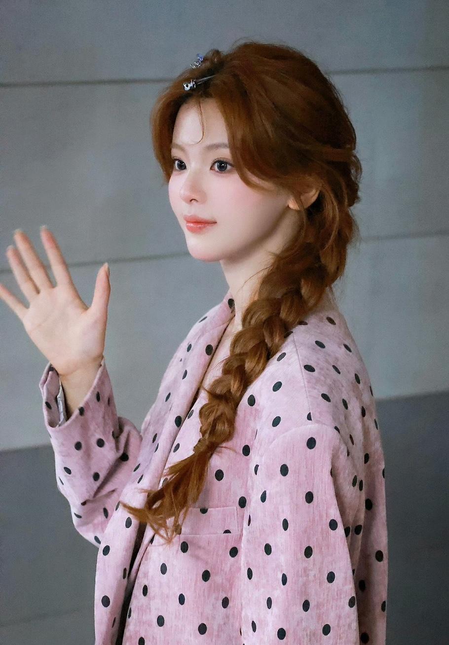 超越妹妹粉色西装造型+侧边大麻花辫