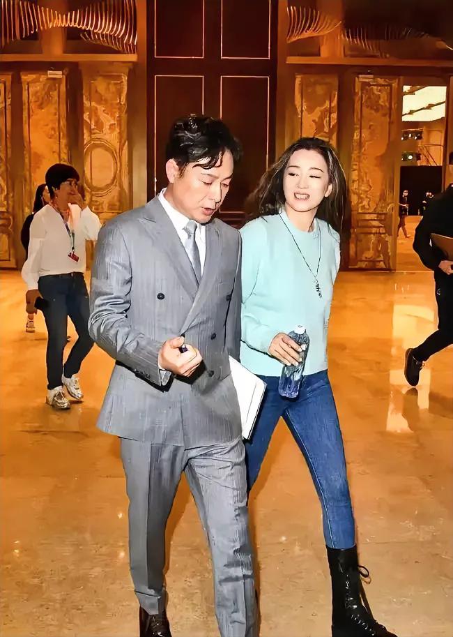 巩俐同框张颂文，像是大姐带着小弟，原来巩俐的气场还是那么强！
