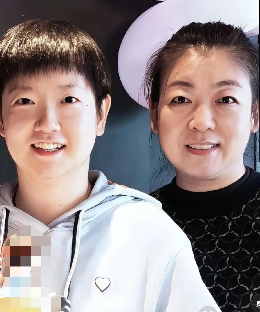 孙颖莎和妈妈也太像了吧！刷到莎莎和妈妈的同框，瞬间被这份刻在DNA里的同款