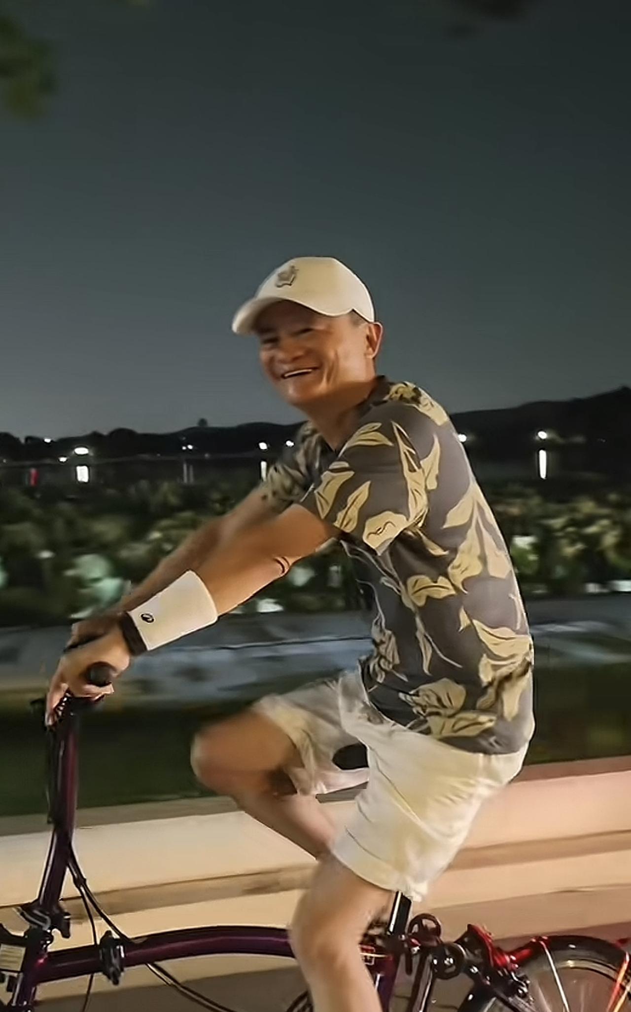 马云西湖边骑行被网友偶遇，微笑热情与网友挥手打招呼！看了一下评论区，笑不活了！