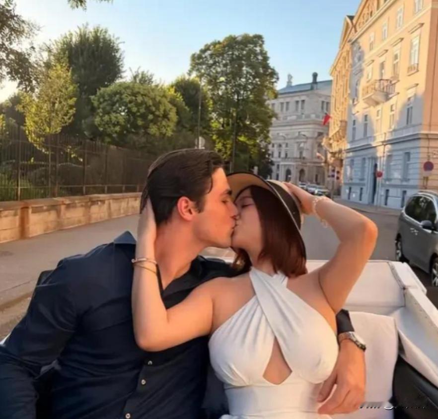 TVB女星白云因身材火辣、爱晒性感照，被豪门婆家百般嫌弃，婆婆逼她“封胸”，丈夫