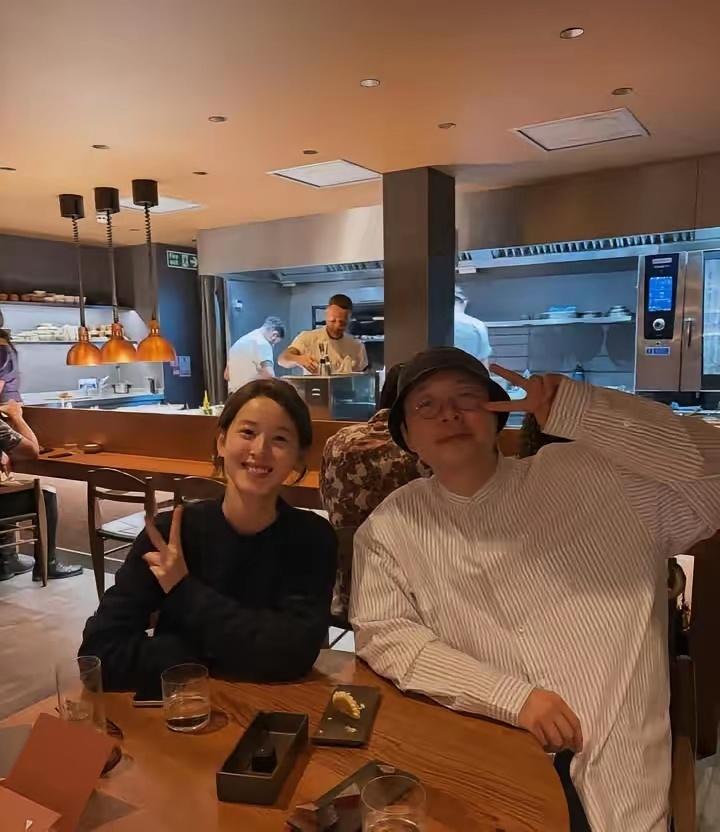 章泽天和杜海涛又聚餐了！感觉杜海涛的社交能力比李湘都厉害。章泽天回伦敦后，又跟杜