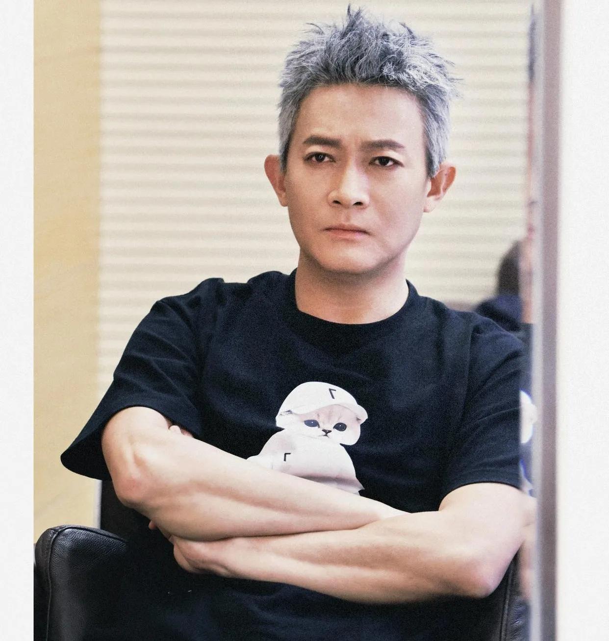 该说不说，除了演技差点，杨志刚长的挺帅的，但妆容看着怪怪的。杨志刚的演技一直