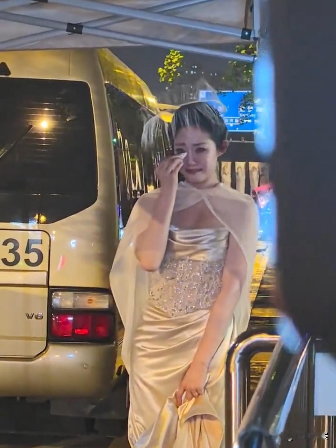 万千惠，深夜暴哭！6月6日，《乘风2026》四公直播刚落下帷幕，一幕令人心酸